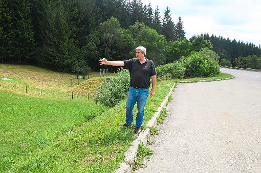 Ortsvorsteher Rainer Jung zeigt auf das Gelände bei der Neukircher Quelle nahe der B 500, das nach den aktuellen Planungen für die Heizzentrale einer möglichen Fernwärmeversorgung infrage käme.  Foto: Heimpel Foto: Schwarzwälder-Bote