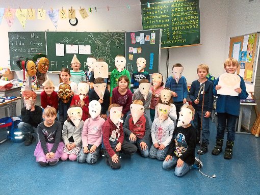 Die Erst- und Zweitklässler mit ihren selbst gemachten Hexenmasken Foto: Schule Foto: Schwarzwälder-Bote