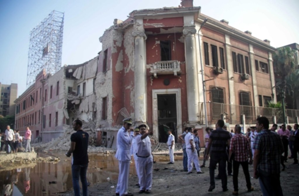 Eine Außenfassade stürzte nach der Explosion vor dem Konsulat in Kairo größtenteils ein, Fenster wurden aus den Angeln gehoben.