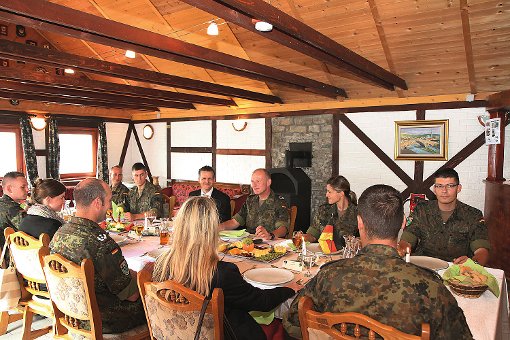 Der Kommandeur der  Einsatzkräfte  im Gespräch mit Thorsten Frei beim Essen im Feldlager von Prizren. Foto: Büro Frei Foto: Schwarzwälder-Bote