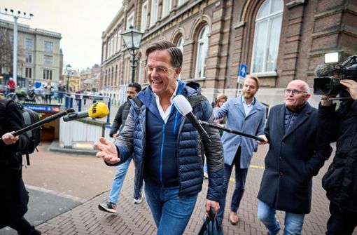 Die rechtsliberale VVD von Ministerpräsident Mark Rutte, die linksliberale D66, die christdemokratische CDA und die ChristenUnie wollen die bisherige Koalition fortsetzen. Foto: AFP/PHIL NIJHUIS