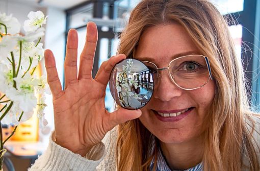 Nicola Goldmann zeigt, was die neue Generation selbsttönender Brillengläser kann. Foto: Geisel