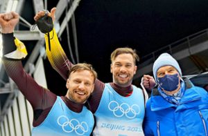 Die Erstplatzierten Tobias Arlt   und Tobias Wendl  freuen sich nicht über das gemeinsame Bild mit IOC-Präsident Thomas Bach (von links). Foto: dpa/Michael Kappeler