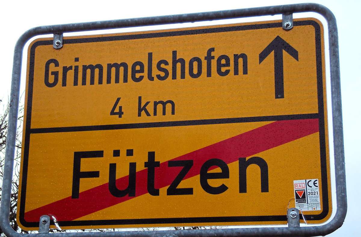 Es steht noch, weist aber Beschädigungen auf: Doch am 12. November hat ein Mann versucht, das Ortsschild von Fützen am Ortsausgang in Richtung Grimmelshofen zu stehlen. Nicht der erste Versuch.
