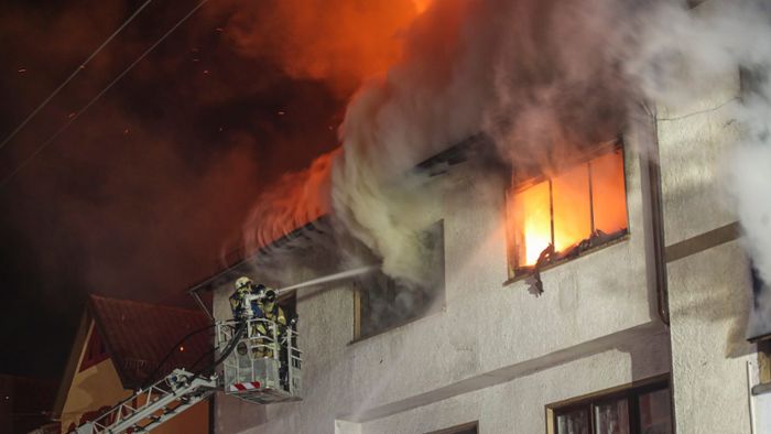 Mehrfamilienhaus in Schwenningen geht in Flammen auf