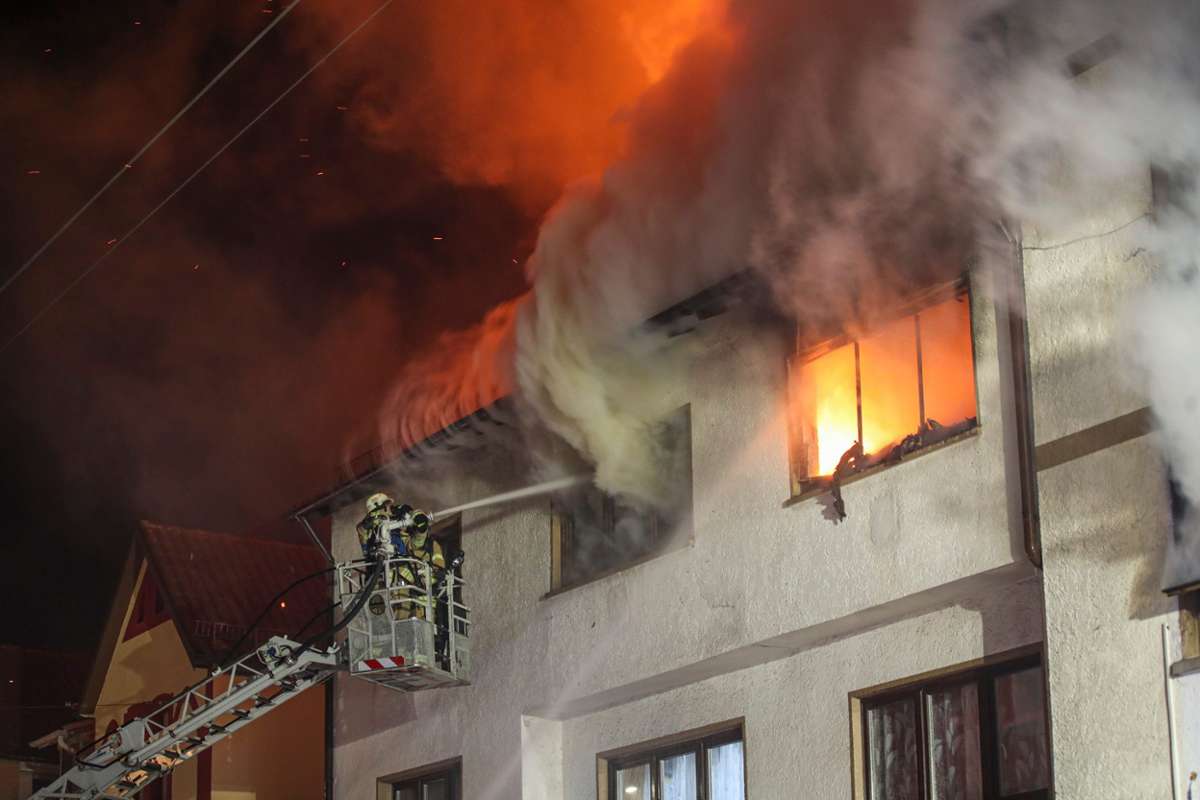 Beim Eintreffen der Feuerwehr brannte das Gebäude lichterloh. Foto: Eich