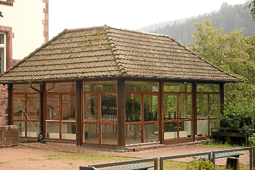 Pavillon der Grundschule: Der neue Standort sorgt für Diskussionen in der Klosterstadt, die offene Jugendarbeit in Alpirsbach selbst auch.   Foto: Dyba Foto: Schwarzwälder-Bote