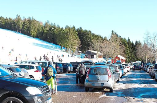 Voll belegt waren am Wochenende die Parkplätze an den Skiliften auf der Schwarzwaldhochstraße. Foto: Sannert