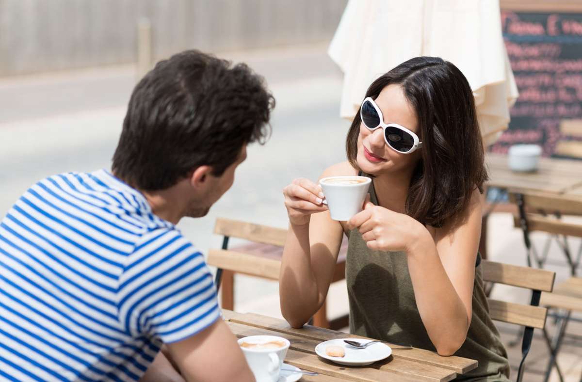 Viele Singles treffen sich zum ersten Date im Café. Foto: Ralf Cornesse/Fotolia