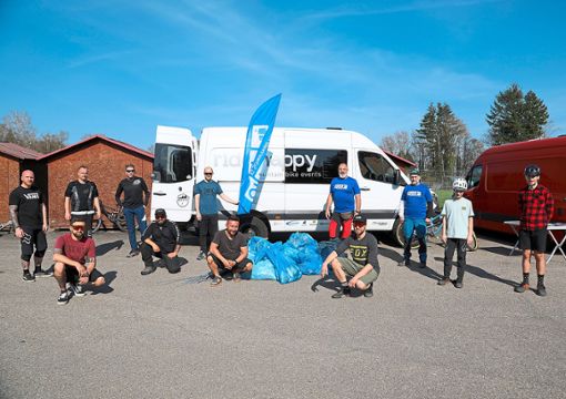 Die Mountainbiker aus der Region befreiten etliche Wanderwege von Müll und Unrat. Foto: Priestersbach