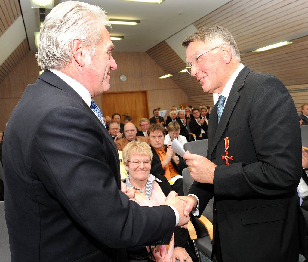 Das Bundesverdienstkreuz am Bande überreichte Innenminister Heribert Rech (links) an den ehemaligen Landrat Peter Dombrowsky und gratulierte zu der hohen Auszeichnung. Fotos: Hopp