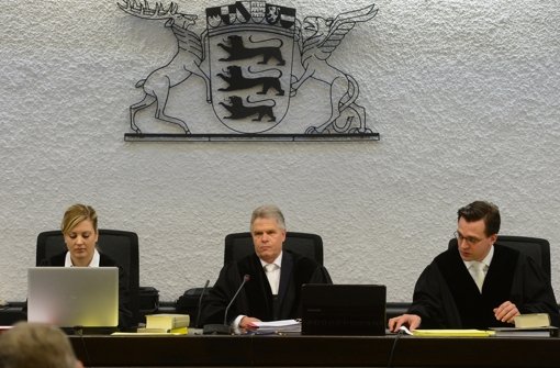 Hartmut Schnelle (Mitte), Vorsitzender Richter im LBBW-Prozess Foto: dpa