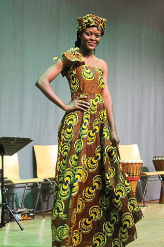 Ein echter Hingucker waren die afrikanischen Gewänder, die während der Modeschau präsentiert wurden. Foto: Störr Foto: Schwarzwälder Bote