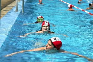 Anmeldungen zum beliebten 24-Stunden-Schwimmen am Wochenende im Triberger Waldsportbad  sind noch möglich.  Foto: Archiv Foto: Schwarzwälder-Bote