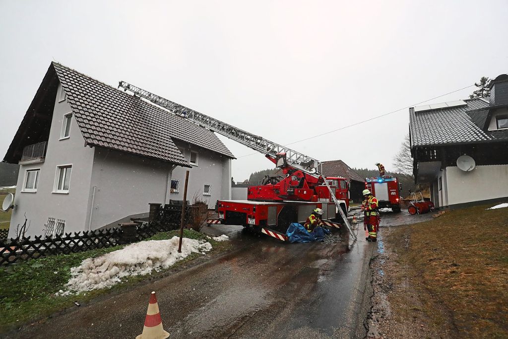 In Schonach ist die Feuerwehr im Dauereinsatz. An manchen Häusern halten die Dachziegel dem Sturm nicht stand. Foto: Eich