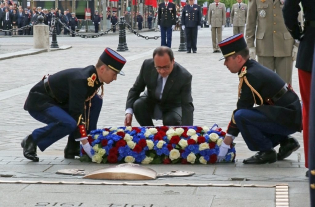 Am Grab des Unbekannten Soldaten legt Frankreichs Präsident Hollande einen Kranz nieder.