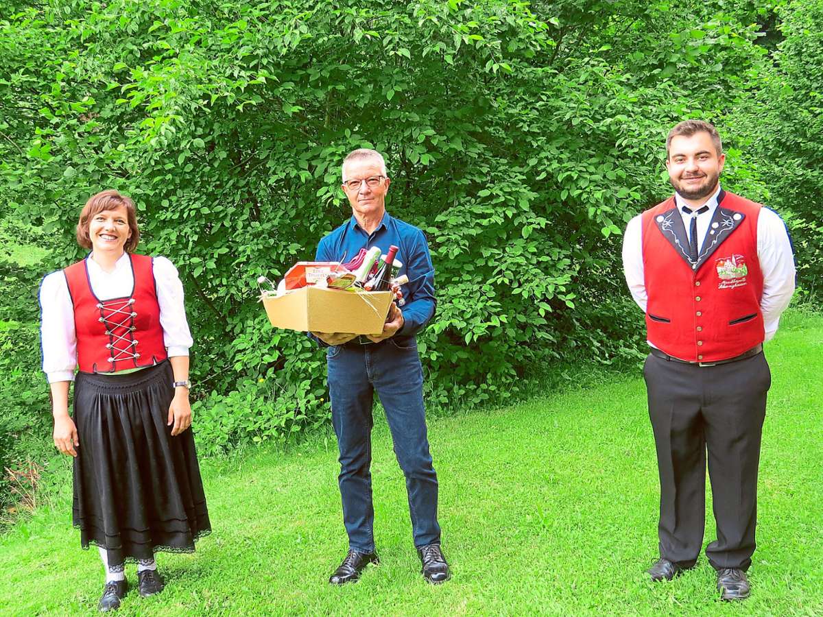 Sabrina Striegel (links)  und  Marcel Itzek (rechts) ehrten  das musikalische Urgestein des Musikvereins, Hermann Griesbaum, der das Musizieren nach 53 Jahren aufgab.