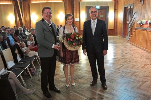 Michael Ruf mit seiner Frau Anja und Landrat Klaus Michael Rückert (rechts). Foto: Braun