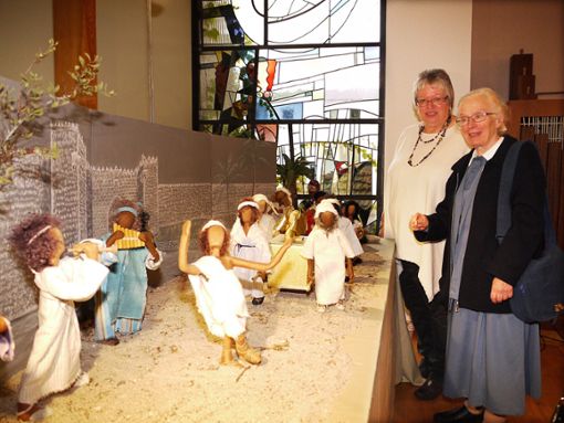 Jeder bringt sich bei der Methodistenkirche mit seiner Begabung ein: Das Foto zeigt eine Ausstellung biblischer Erzählfiguren von Margitta Lebherz (Zweite von rechts). Fotos: Eyrich Foto: Schwarzwälder Bote