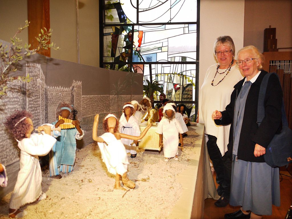 Jeder bringt sich bei der Methodistenkirche mit seiner Begabung ein: Das Foto zeigt eine Ausstellung biblischer Erzählfiguren von Margitta Lebherz (Zweite von rechts). Fotos: Eyrich
