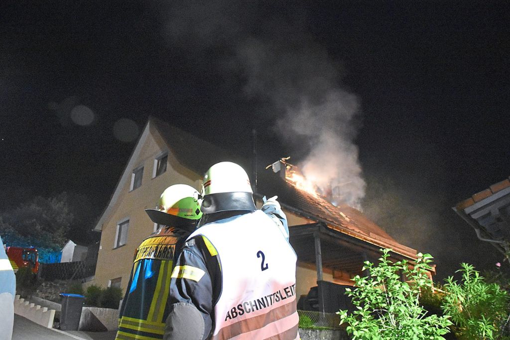 Hohe Flammen schlugen aus dem Dachstuhl des Hauses im Lettenacker. Der Bewohner kann nur noch tot geborgen werden. Foto: Feuerwehr Horb am Neckar