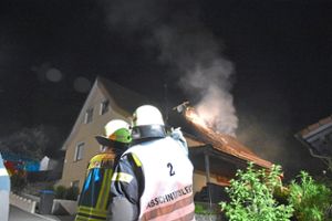 Hohe Flammen schlugen aus dem Dachstuhl des Hauses im Lettenacker. Der Bewohner kann nur noch tot geborgen werden. Foto: Feuerwehr Horb am Neckar Foto: Feuerwehr Horb am Neckar