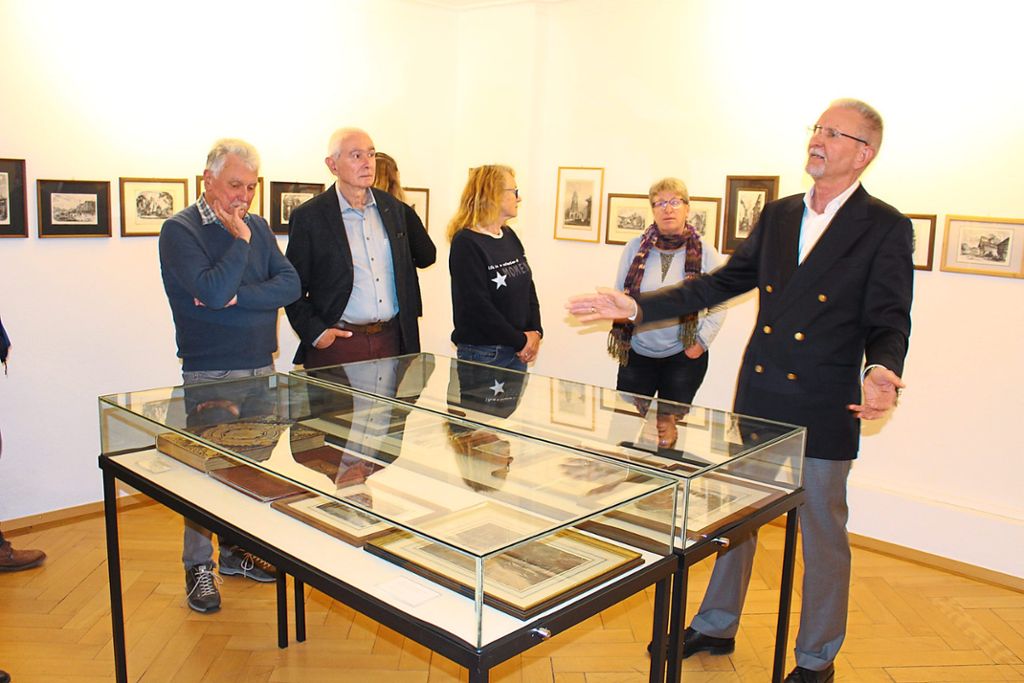 Museumsleiter Richard Weinzierl (rechts) führt durch die Museumsräume. Hier zeigt er den Besuchern das Schweizer Zimmer mit den Holzstichen. Foto: Steinmetz Foto: Schwarzwälder Bote
