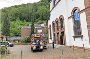 Feuerwehr und Polizei vor der Kirche St. Maria. Foto: Wegner