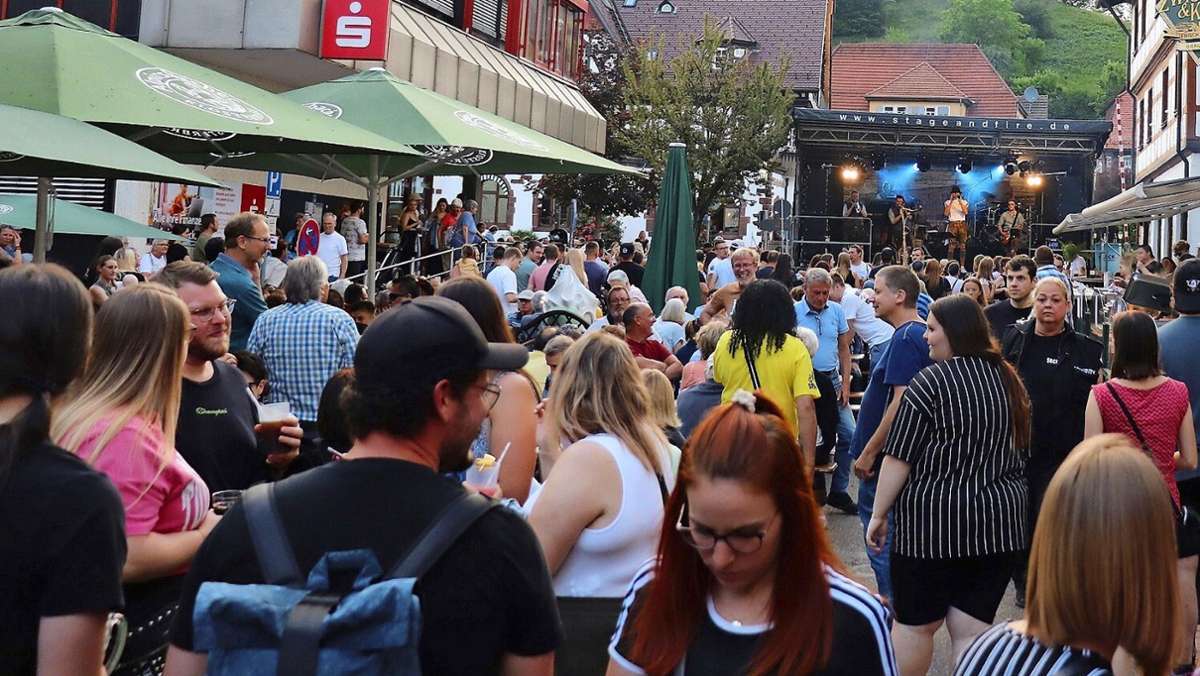 Gässlefest Alpirsbach: lo slogan “Music & Feasting” attira molti visitatori – Alpirsbach e dintorni