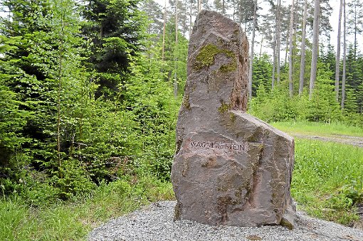 An den Forstverwalter Erwin Wagner erinnert dieser Gedenkstein im Feurenmoos. Foto: Herzog Foto: Schwarzwälder-Bote