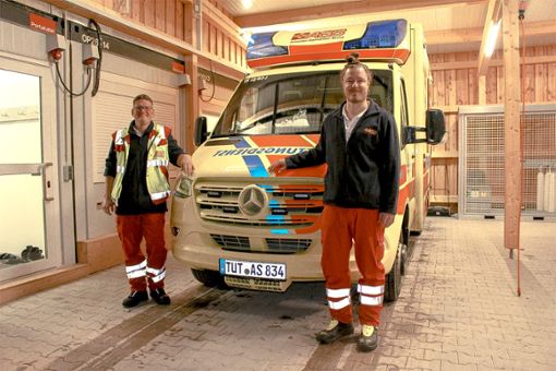 Notfallsanitäter Tim Boeckle (links) und Rettungsassistent Alexander Guthörl haben auch über Weihnachten den Nachtdienst in der Rettungswache des Arbeiter-Samariter-Bundes. Foto: Strohmeier