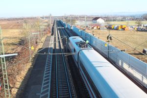 Schallschutz wie an der Bahnstrecke in Ringsheim wird es laut Ministerium auch an der neuen Trasse geben.  Foto: Archiv: Mutz