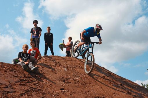 Und ab geht es: Die Jugendlichen testeten die ersten Hügel mit ihren Rädern sofort auf Herz und Nieren.Fotos: Dold Foto: Schwarzwälder Bote