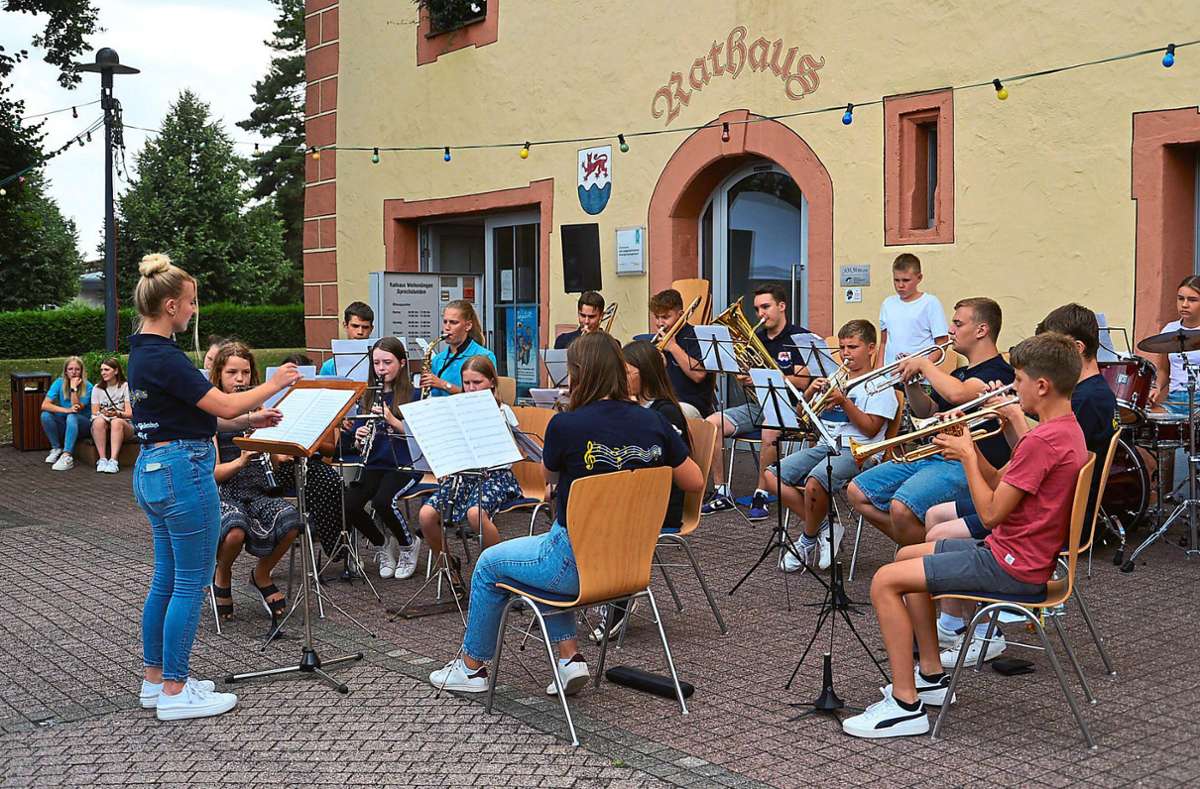 Bereits zu Beginn der Lindenhockete, die von der Vorgruppe des Musikvereins Wellendingen auf dem Schlossplatz eröffnet wurde, verfolgten zahlreiche Zuschauer das Können des Nachwuchses.