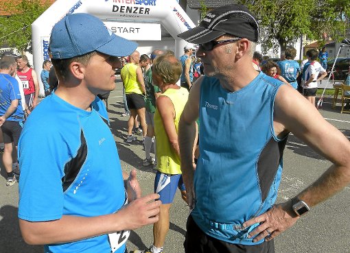 OB Thorsten Frei und Lauftreff-Chef Thomas Schneider diskutieren über Einzelheiten zum ersten Stadtlauf.  Foto: Bombardi Foto: Schwarzwälder-Bote