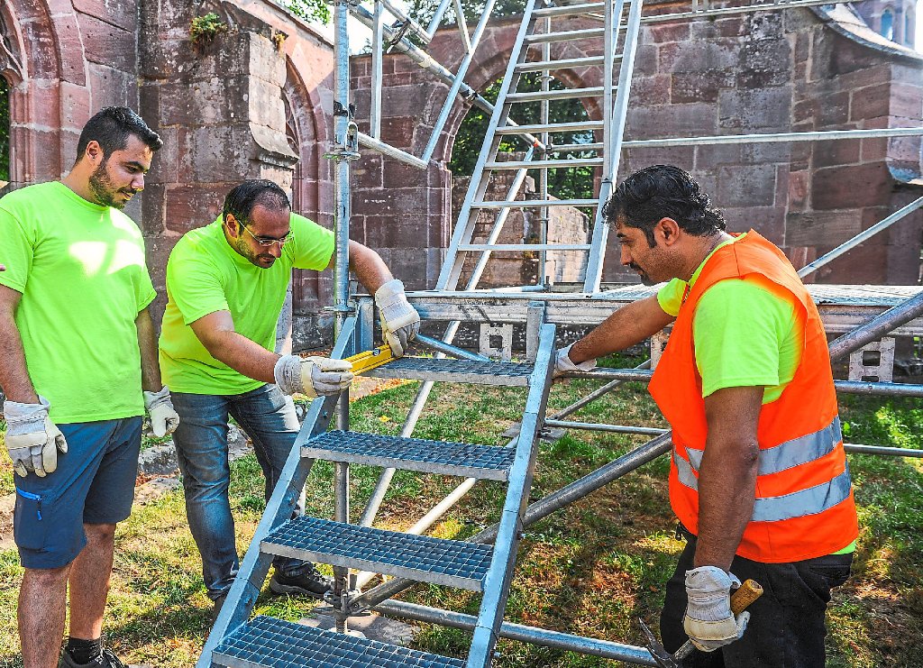 Syrische Flüchtlinge helfen beim Aufbau des Sommerkinos im Kloster Hirsau (von links): Anas Mawaldi, Mohammed Makkiea und Anas Al Harash.