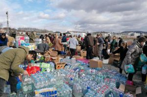 Eine Hilfsorganisation sammelt in Stuttgart Wasserflaschen und andere Spenden für Menschen in der Ukraine. Die Horber Spitalstiftung überweist Geld in die Ukraine und ruft zu weiteren Spenden auf. Foto: Andreas Rosar/dpa