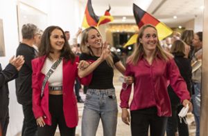 Den ersten Schock bereits verdaut: die deutschen Fußballerinnen Sara Däbritz, Kathrin Hendrich und Sydney Lohmann (von links) Foto: dpa/DFB