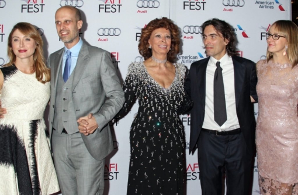 Die Diva (Mitte) zusammen mit der Geierin Andrea Meszaros Ponti, Sophia Lorens Söhnen Edoardo und Carlo Ponti und derSchauspielerin Sasha Alexander (von links) beim AFI-Fest in Hollywood.