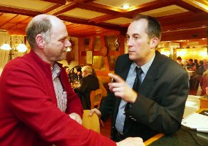 Rege Gespräche hat Maik Lehn (rechts) mit den Frohnstettern geführt. Foto: Grimm Foto: Schwarzwälder-Bote