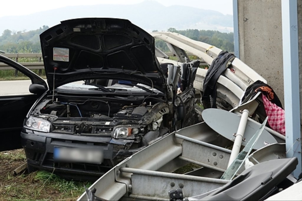 Ein Toter und vier Schwerverletzte - so lautet die traurige Bilanz eines schweren Unfalls auf der Autobahn 8 zwischen den Anschlussstellen Aichelberg und Kirchheim/Teck-Ost.