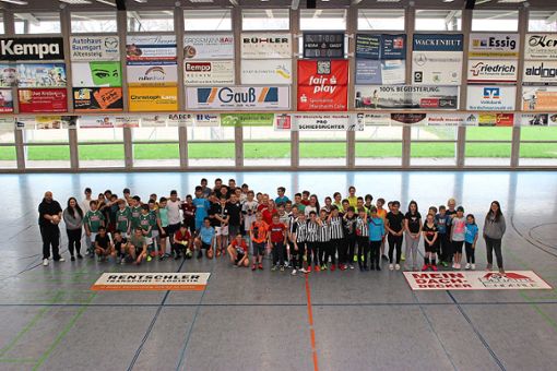 Das Foto zeigt alle teilnehmenden Mannschaften des dritten Night-Soccer-Turniers Foto: Jugendhaus Foto: Schwarzwälder Bote