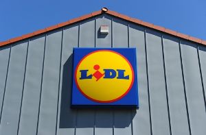 Lidl ist nach derAldi-Kette der zweitgrößte Lebensmitteldiscounter in Deutschland.Lidl hat eigenen Angaben zufolge in Deutschland rund 3300 Filialenmit rund 70.000 Mitarbeitern. Foto: dpa