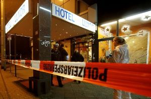 Bluttat kurz vor dem Jahreswechsel in Frankfurt: Zwei Männer werden in einem Frankfurter Hotel niedergestochen. Die Täter sind auf der Flucht. Foto: dapd