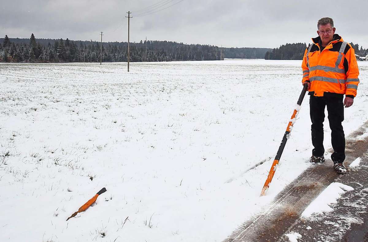 Wolfgang Haberstroh, technischer Leiter der Gemeinde Aichhalden, ärgert sich über die wohl mutwillig zerstörten Schneestangen-