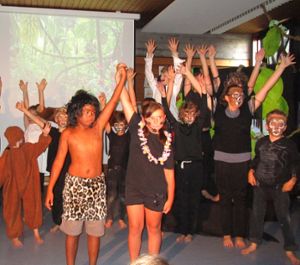 Mit fantasievollen Kostümen und großem Engagement führten die Schüler Disneys Tarzan auf. Foto: Achert-Schule Foto: Schwarzwälder Bote