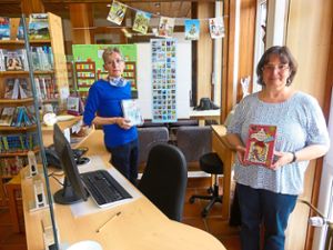 Viel Mühe geben sich die beiden Mitarbeiterinnen Katholischen öffentlichen Bücherei: Beata Vogt (links) und Gabriele Schuler. Sorgsam suchen sie Werke zur individuellen Nutzung aus.Foto: Kouba Foto: Schwarzwälder Bote
