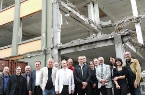 Das historische Foto: Oberbürgermeister, Stadträte, Architekten und einige Mitglieder des Preisgerichts posieren – vielleicht ein letztes Mal – vor der HAKA-Ruine, die es zu ersetzen gilt. Foto: Eyrich