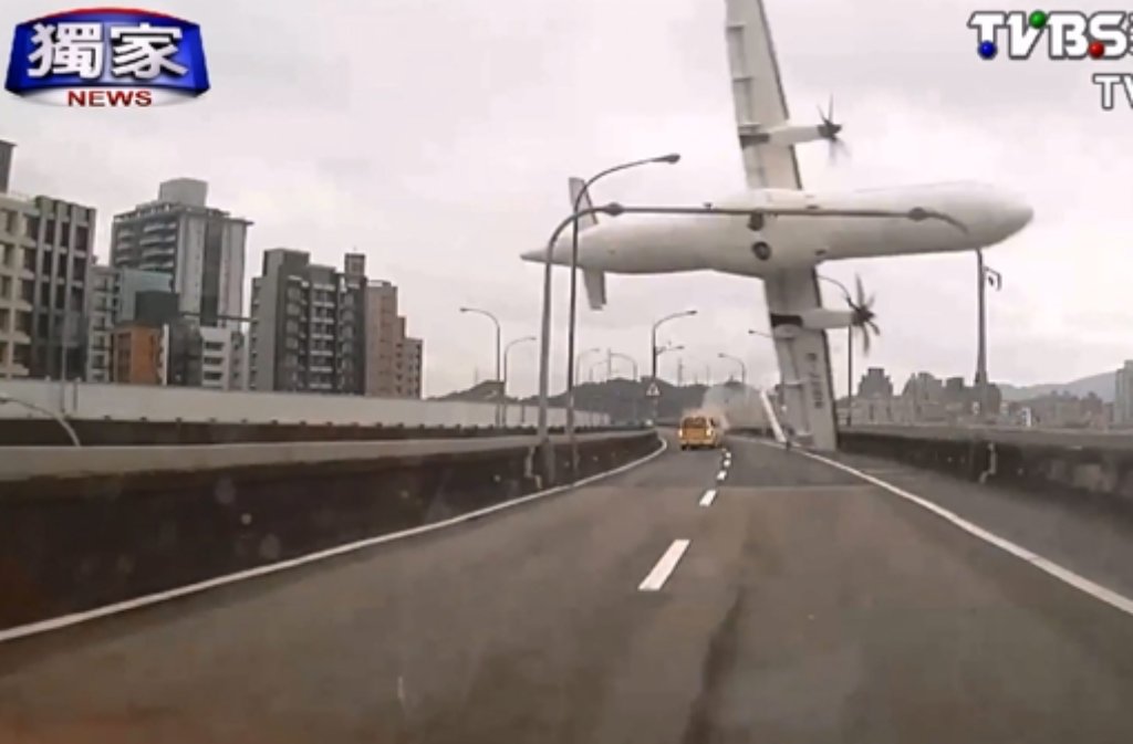 Eine Transasia-Maschine hat in Taipeh eine Highway-Brücke über einen Fluss gestreift und ist abgestürzt.