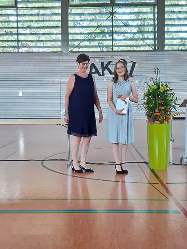 Bürgermeister-Stellvertreterin Margit Gärtner überreichte Malin Schütz den Preis der Stadt Wildberg.Foto: Bildungszentrum Foto: Schwarzwälder Bote